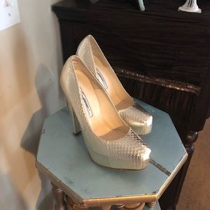 Brian Atwood -gold textured pumps sz 6 -Never worn
